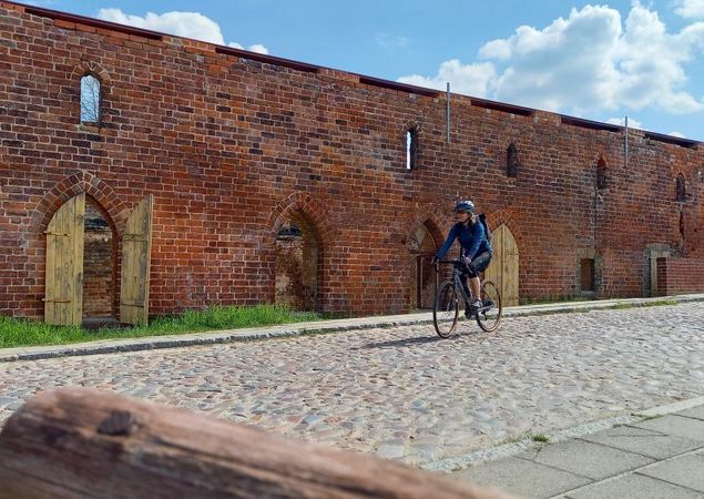 Radfahrerin in Himmelpfort, Foto: Michelle Engel, Lizenz: TV Ruppiner Seenland Radfahrerin in Himmelpfort, Foto: Michelle Engel, Lizenz: TV Ruppiner Seenland