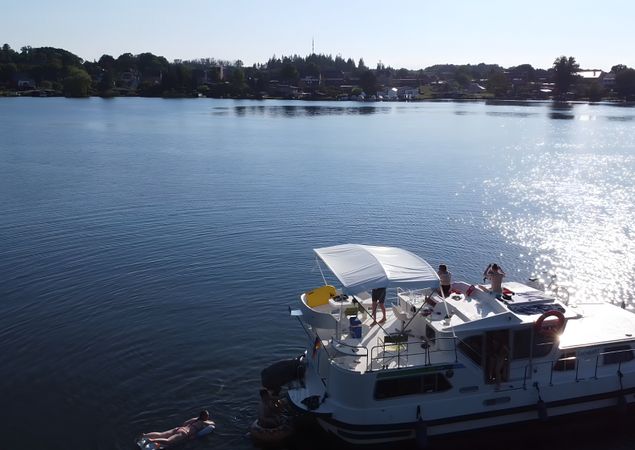 Badefreuden an Bord der Pénichette 1180 Flying Bridge® | © Locaboat Holidays, Foto: © Locaboat Holidays, Lizenz: © Locaboat Holidays Badefreuden an Bord der Pénichette 1180 Flying Bridge® | © Locaboat Holidays, Foto: © Locaboat Holidays, Lizenz: © Locaboat Holidays