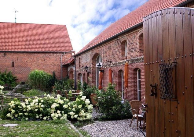 Künstlerhof Roofensee, KueHo_Blick-Blick-in-den-Hof, Foto: S. Dietrich, Lizenz: S. Dietrich Künstlerhof Roofensee, KueHo_Blick-Blick-in-den-Hof, Foto: S. Dietrich, Lizenz: S. Dietrich