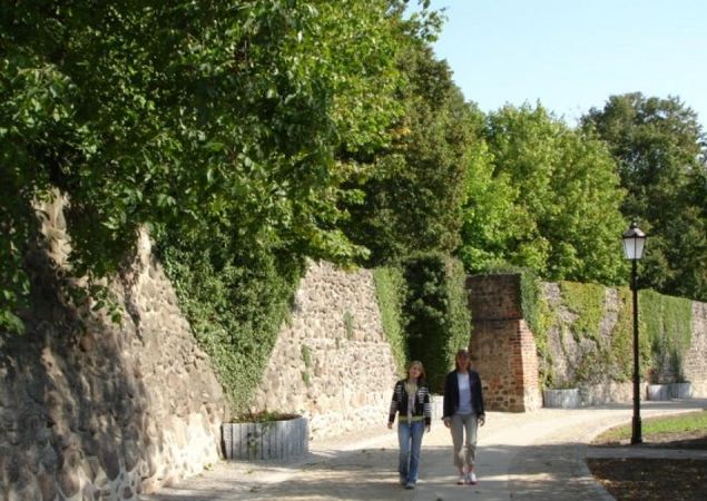 Spaziergang an der Stadtmauer Bernau, Foto: Stadt Bernau