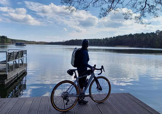 Radfahrerin am Haussee in Himmelpfort, Foto: Michelle Engel, Lizenz: TV Ruppiner Seenland