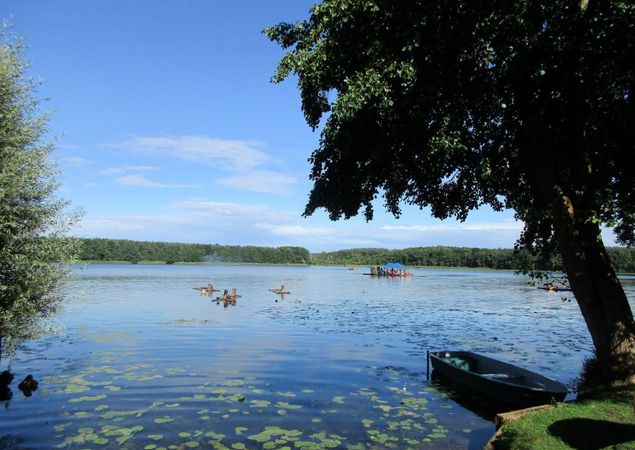 Floßfahrt auf den Lychener Gewässern, Foto: Anet Hoppe Floßfahrt auf den Lychener Gewässern, Foto: Anet Hoppe