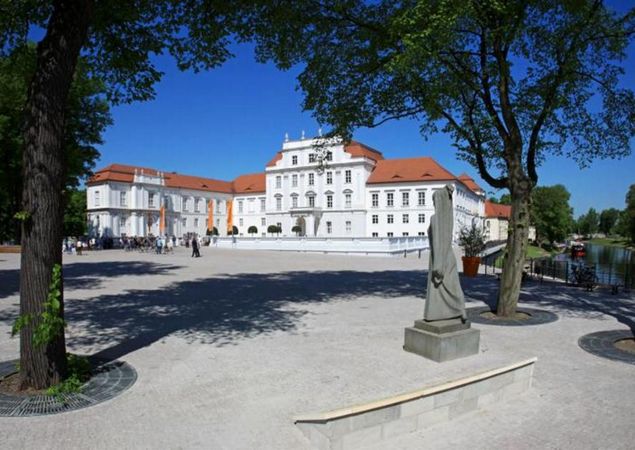 Schloss Oranienburg mit Schlossplatz, Foto: Tourismusverband Ruppiner Seenland e.V., Lizenz: Tourismusverband Ruppiner Seenland e.V.