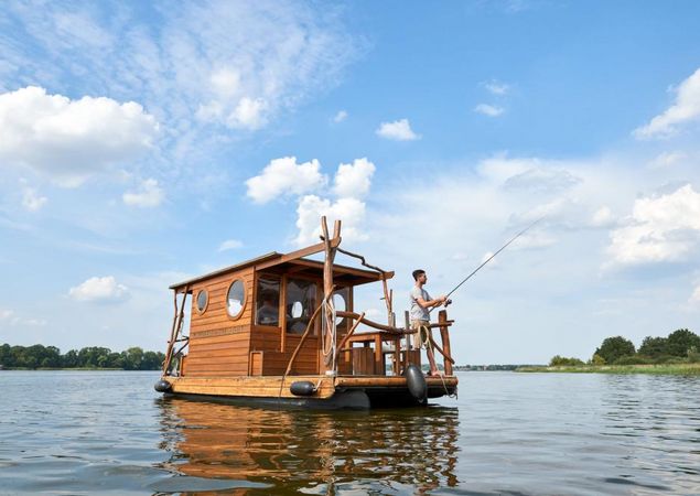 Floßverlei TreibGuT Entspannen und Angeln auf dem Floß, Foto: Saskia Uppenkamp, Lizenz: TreibGuT GbR Floßverlei TreibGuT Entspannen und Angeln auf dem Floß, Foto: Saskia Uppenkamp, Lizenz: TreibGuT GbR