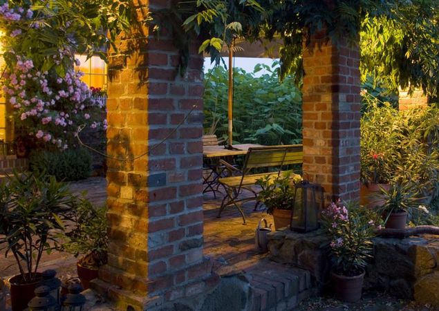 Verwunschene Sitzecke in Theo's Gartencafé, Foto: M. Haddenhorst, Lizenz: M. Haddenhorst Verwunschene Sitzecke in Theo's Gartencafé, Foto: M. Haddenhorst, Lizenz: M. Haddenhorst