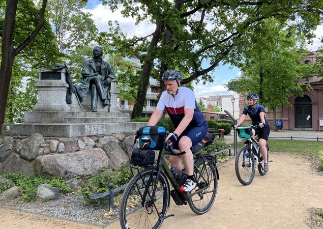 Radler vorm Fontane-Denkmal in Neuruppin, Foto: Thomas Widerin, Lizenz: Tourismusverband Ruppiner Seenland Radler vorm Fontane-Denkmal in Neuruppin, Foto: Thomas Widerin, Lizenz: Tourismusverband Ruppiner Seenland