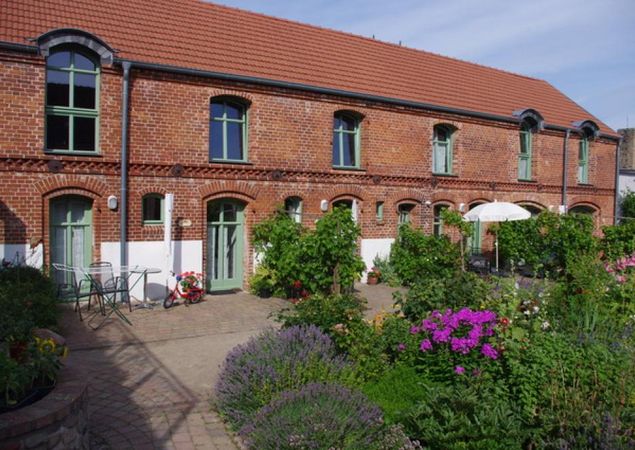 Ferienhof Menz, Innenhof, Foto: R. Lück-Lindwurm, Lizenz: R. Lück-Lindwurm Ferienhof Menz, Innenhof, Foto: R. Lück-Lindwurm, Lizenz: R. Lück-Lindwurm
