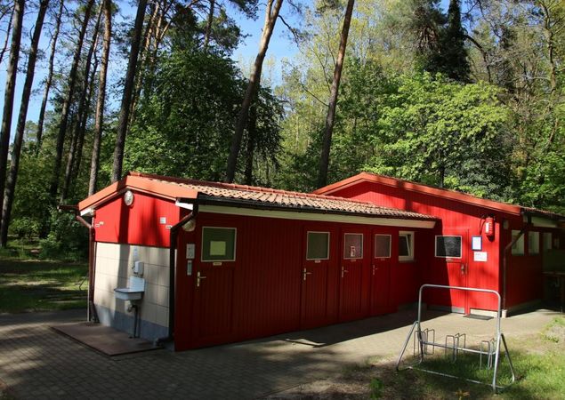 Sanitärgebäude, Foto: Clemens Hoff