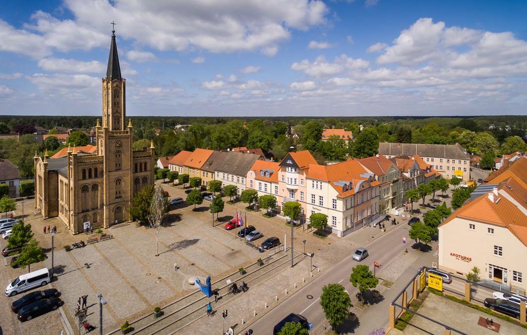 Auf dem Foto ist eine Luftaufnahme der Stadtkirche mit ihren gelben Sandsteinen zu sehen.