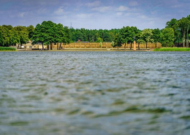 Mahn- und Gedenkstätte Ravensbrück vom Schwedtsee aus gesehen, Foto: André Wirsig, Lizenz: REGiO-Nord mbH