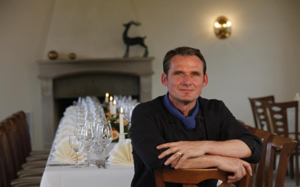 Festsaal Prinz Heinrich mit Küchenchef Matthias Schuldt im Schlosswirt Meseberg, Foto: Herr Bert Groche, Lizenz: Herr Bert Groche Festsaal Prinz Heinrich mit Küchenchef Matthias Schuldt im Schlosswirt Meseberg, Foto: Herr Bert Groche, Lizenz: Herr Bert Groche