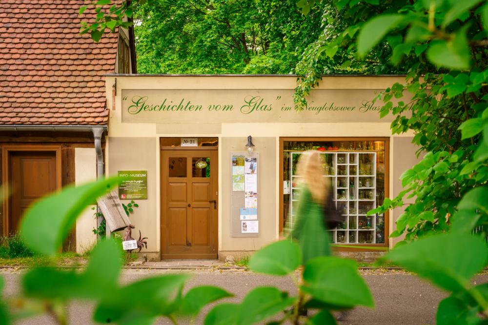 Eingang der Tourist-Information Stechlin im Glasmacherhaus in Neuglobsow, Foto: André Wirsig, Lizenz: REGiO-Nord mbH Eingang der Tourist-Information Stechlin im Glasmacherhaus in Neuglobsow, Foto: André Wirsig, Lizenz: REGiO-Nord mbH