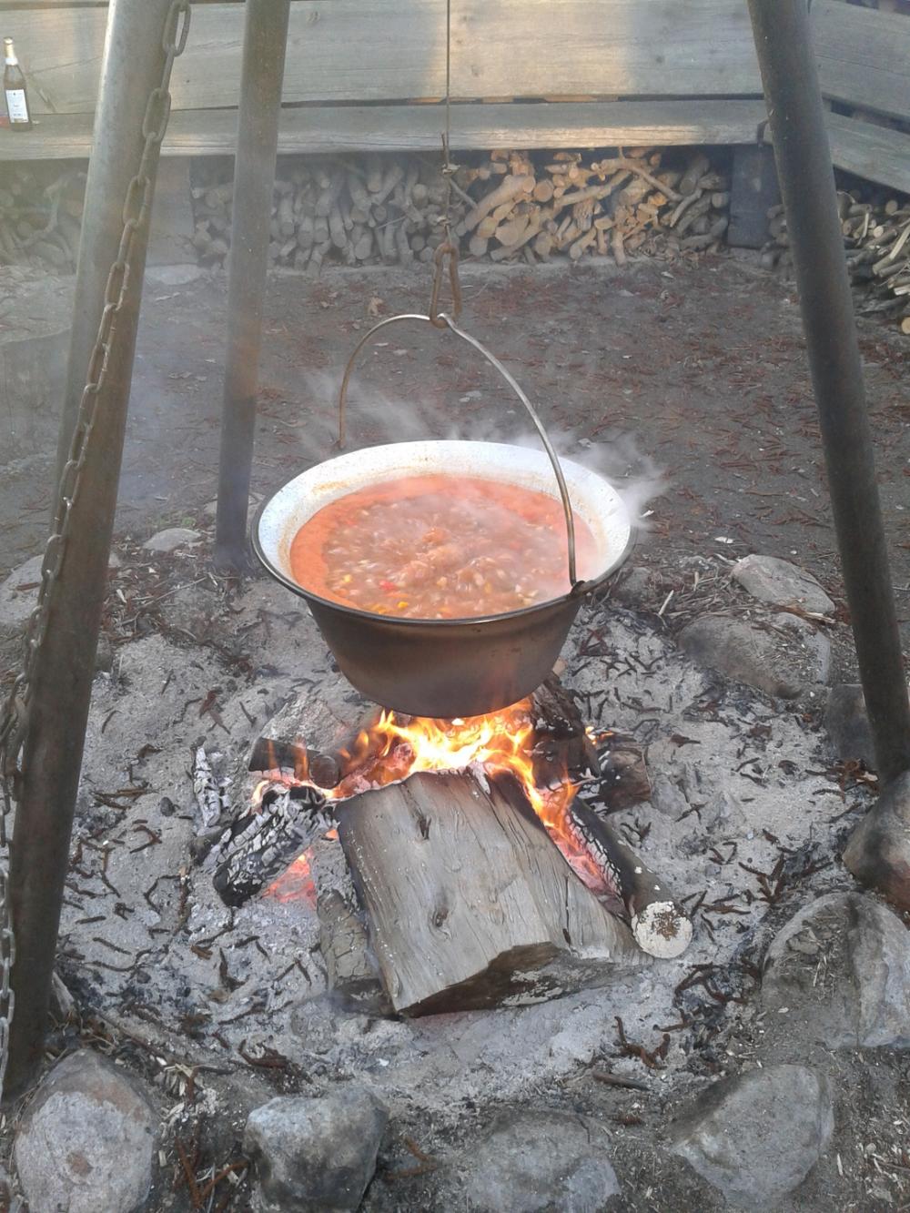 Kesselgulasch am Lagerfeuer, Foto: Jörg Kietzmann, Lizenz: Jörg Kietzmann Kesselgulasch am Lagerfeuer, Foto: Jörg Kietzmann, Lizenz: Jörg Kietzmann