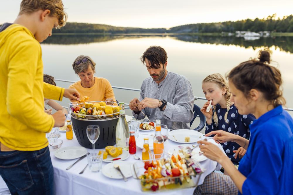 Vor Anker liegen und Grillen mit der ganzen Familie, Foto: Sylvia Pollex / Thomas Rötting, Lizenz: Kuhnle-Tours GmbH Vor Anker liegen und Grillen mit der ganzen Familie, Foto: Sylvia Pollex / Thomas Rötting, Lizenz: Kuhnle-Tours GmbH