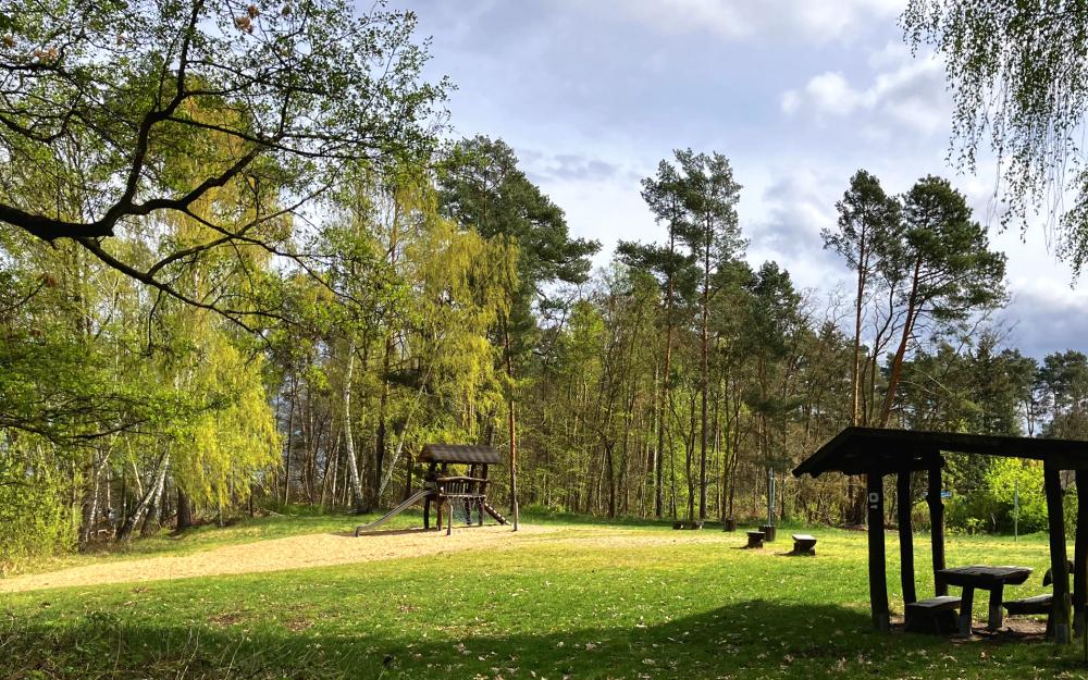Rast- und Badestelle am See, Foto: Jörg Bartz, Lizenz: TV Ruppiner Seenland e.V. Rast- und Badestelle am See, Foto: Jörg Bartz, Lizenz: TV Ruppiner Seenland e.V.