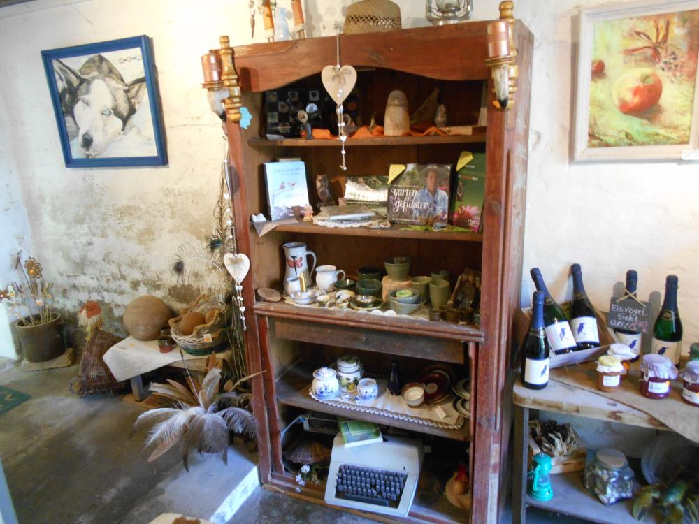 Kleiner Verkaufsraum im alten Stall, Foto: Exotik-Kunst-Garten Kleiner Verkaufsraum im alten Stall, Foto: Exotik-Kunst-Garten