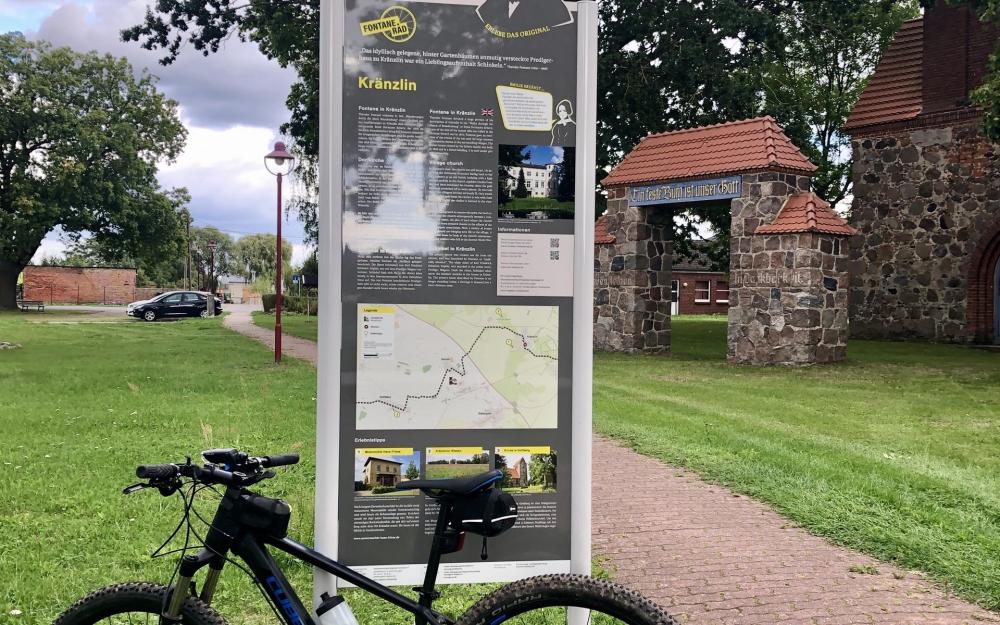 Infostele in Kränzlin, Foto: Itta Olaj, Lizenz: Brandenburgische Seenplatte GmbH Infostele in Kränzlin, Foto: Itta Olaj, Lizenz: Brandenburgische Seenplatte GmbH